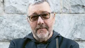 Philippe Starck'ın hayatı, kariyeri, tasarım felsefesi ve başlıca eserleri nelerdir?