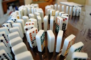 Domino Etkisi Nedir? Örnekleri Nelerdir?