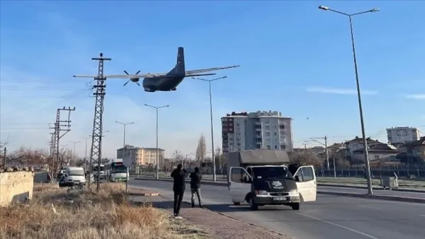 Kayseri’de eğitim uçuşu yapan askeri uçak teknik arıza nedeniyle acil iniş yaptı