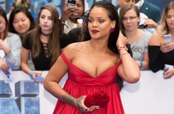 Rihanna Dekolteli Pozları Hakkında Açıklama Yaptı!