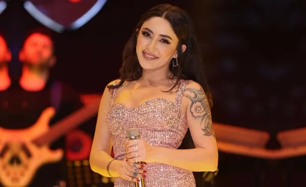 Ünlü şarkıcı Melek Mosso Transparan Elbisesiyle Dikkat Çekti!